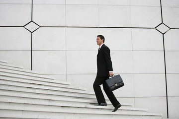 Homme d'affaires montant les marches d'un escalier