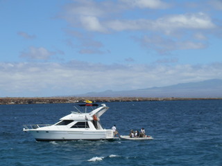 Yacht vor Galapagos