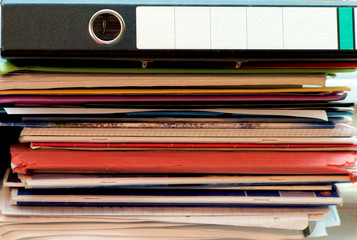 Schulhefte und Ordner gestapelt