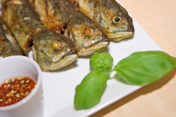 Gebratene Fische mit Chilisauce