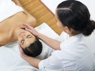 Obraz na płótnie Canvas woman enjoying facial massage