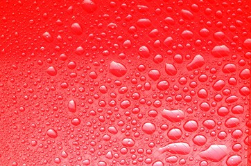 Rote Wassertropfen