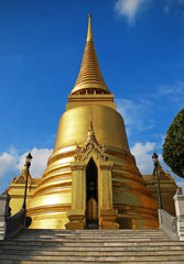 Fototapeta premium golden stupa at wat phra kaew