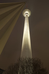 Fernsehturm am Alexanderplatz in Berlin bei Nacht