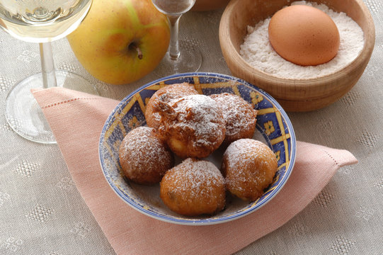 Fritole de p&ograve;mi - Dolci di carnevale - Ricette del Veneto