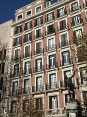 Fototapeta premium Edificio y estatua en Madrid
