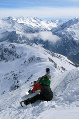 Fototapeta na wymiar Grupa snowboardzistów w górach