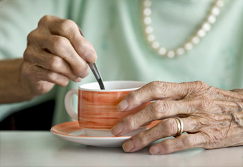 Fototapeta na wymiar Ręka babci z kawą