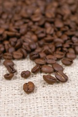 Fototapeta premium grains de café sur sac de toile