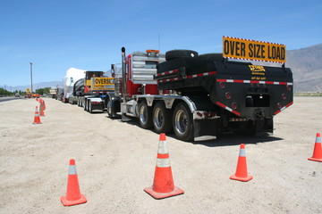 Schwertransport im Owen Valley bei Lone Pine, CA - USA