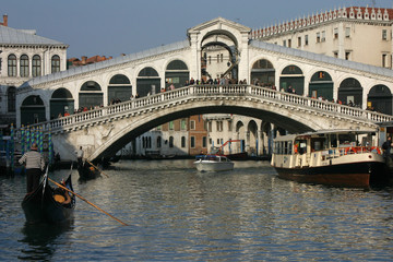 Fototapeta na wymiar Venise - Circulation au pied du Rialto 2