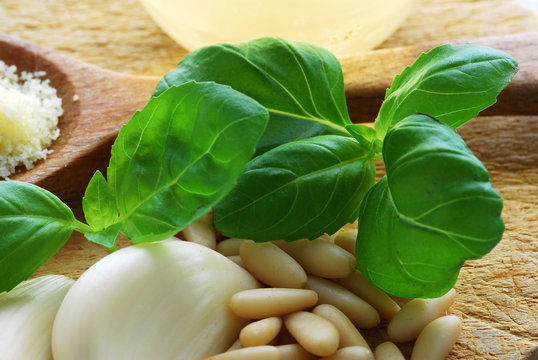 Ingredienti per il pesto alla genovese
