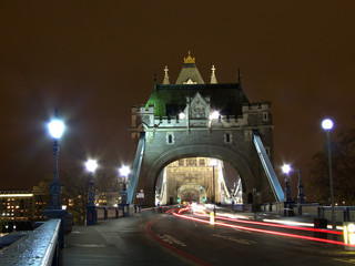 Fototapeta na wymiar Londyn: Tower Bridge na drodze