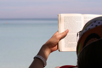 Naklejka premium woman reading book