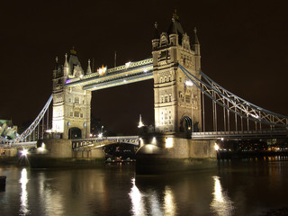 Tower Bridge bei Nacht in London