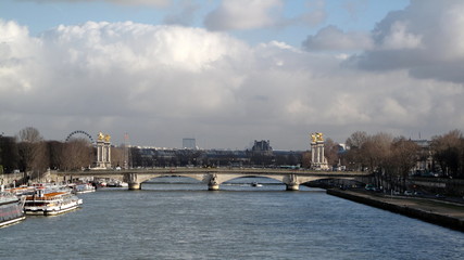 Fototapeta na wymiar PONR Alexandre Trzy na Sekwanie w Paryżu