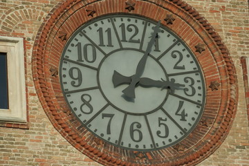Fototapeta na wymiar analogowy zegar na wieży z cegieł