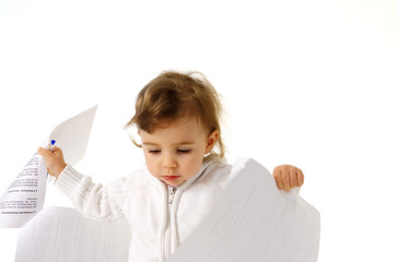kind mit papier spielen