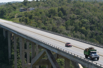 Fototapeta na wymiar Most nad zielonym lesie tropikalnym z ciężarówką i samochodem