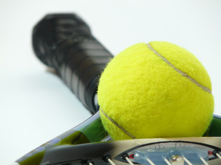 balle de tennis sur une raquette