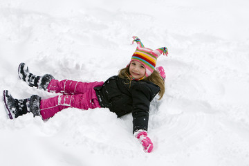 Fototapeta na wymiar little child playing in the snow