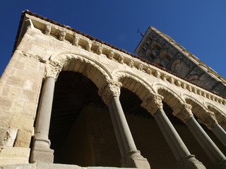 Atrio y torre de San Esteban en Segovia
