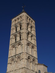 Fototapeta na wymiar Torre románica de la iglesia de San Esteban en Segovia