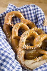 Brotkorb mit Laugenbrezen