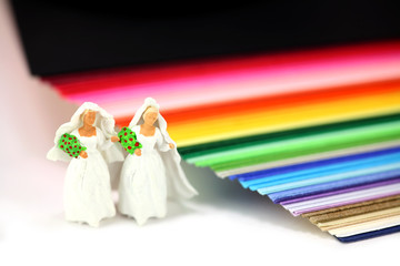 Fototapeta na wymiar Lesbijki para stoi tęczy. Gay koncepcji małżeństwa.