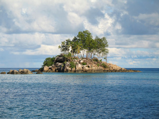 ilot de rochers granitique et v&eacute;g&eacute;tation isol&eacute; sur le lagon
