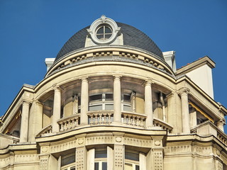 Dernier &eacute;tage, loggia et colonnes de pierre; Paris, France.
