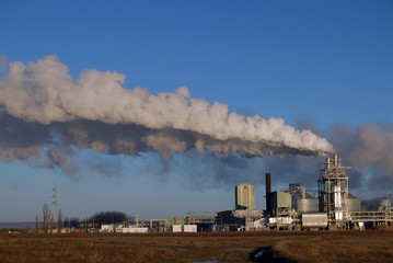 Fototapeta na wymiar fabryki zanieczyszczające