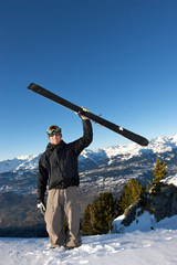 skieur victorieux