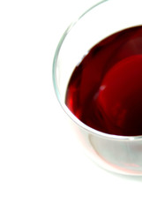 ein gefülltes Rotweinglas