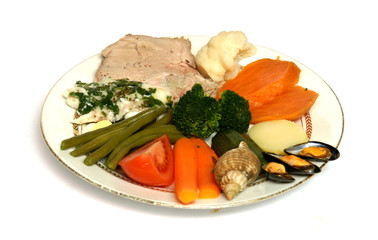 assiette de légumes et poisson