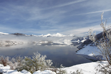 paisaje nevado con lago