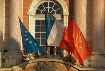 Drapeaux au Capitole, Toulouse - obrazy, fototapety, plakaty