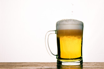 Bierkrug auf Holztisch
