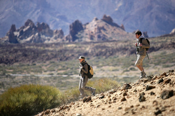 couple de randonneurs dans un paysage désertique