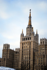 Fototapeta na wymiar A Moscou, un gratte-ciel