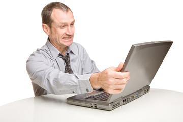 Homme travaillant sur ordinateur portable