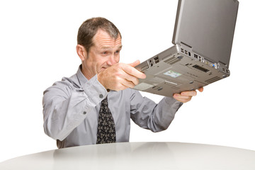 Homme travaillant sur ordinateur portable