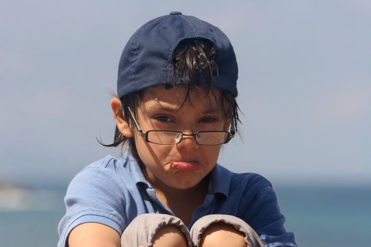 petit gar&ccedil;on entrain de bouder