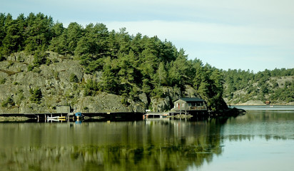 Obraz premium a house on the shore of the lake