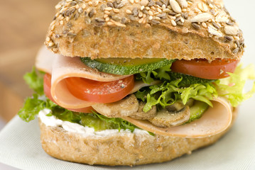 Brötchen mit Putenaufschnitt [2]
