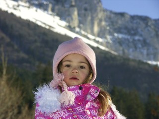 enfant à la montagne en hiver