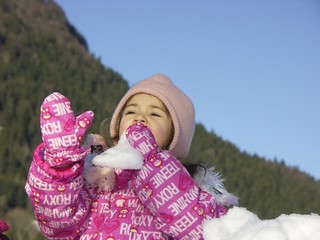 petite fille qui mange de la neige