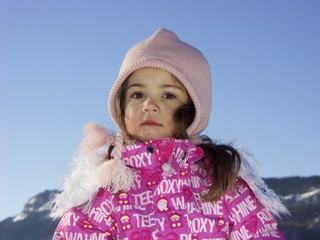 petite fille en tenue de ski