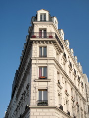 Immeuble ancien mince, Paris, france.