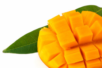 tranche de mangue découpée sur feuille